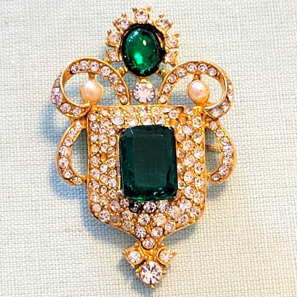 VINTAGE BEAUTIFUL BROOCH BY ART SIGNED